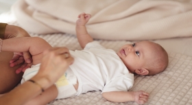 Πώς να αλλάξετε πάνα στο μωράκι σας βήμα-βήμα