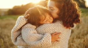 10 αποδεδειγμένοι τρόποι που βοηθούν το μωρό σας να νιώσει την αγάπη σας