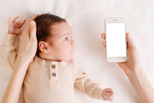Μωρό και προσοχή: Γονείς vs οθόνες